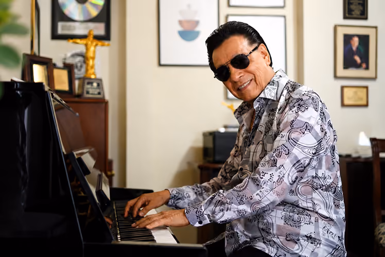 Alfredo Linares playing piano