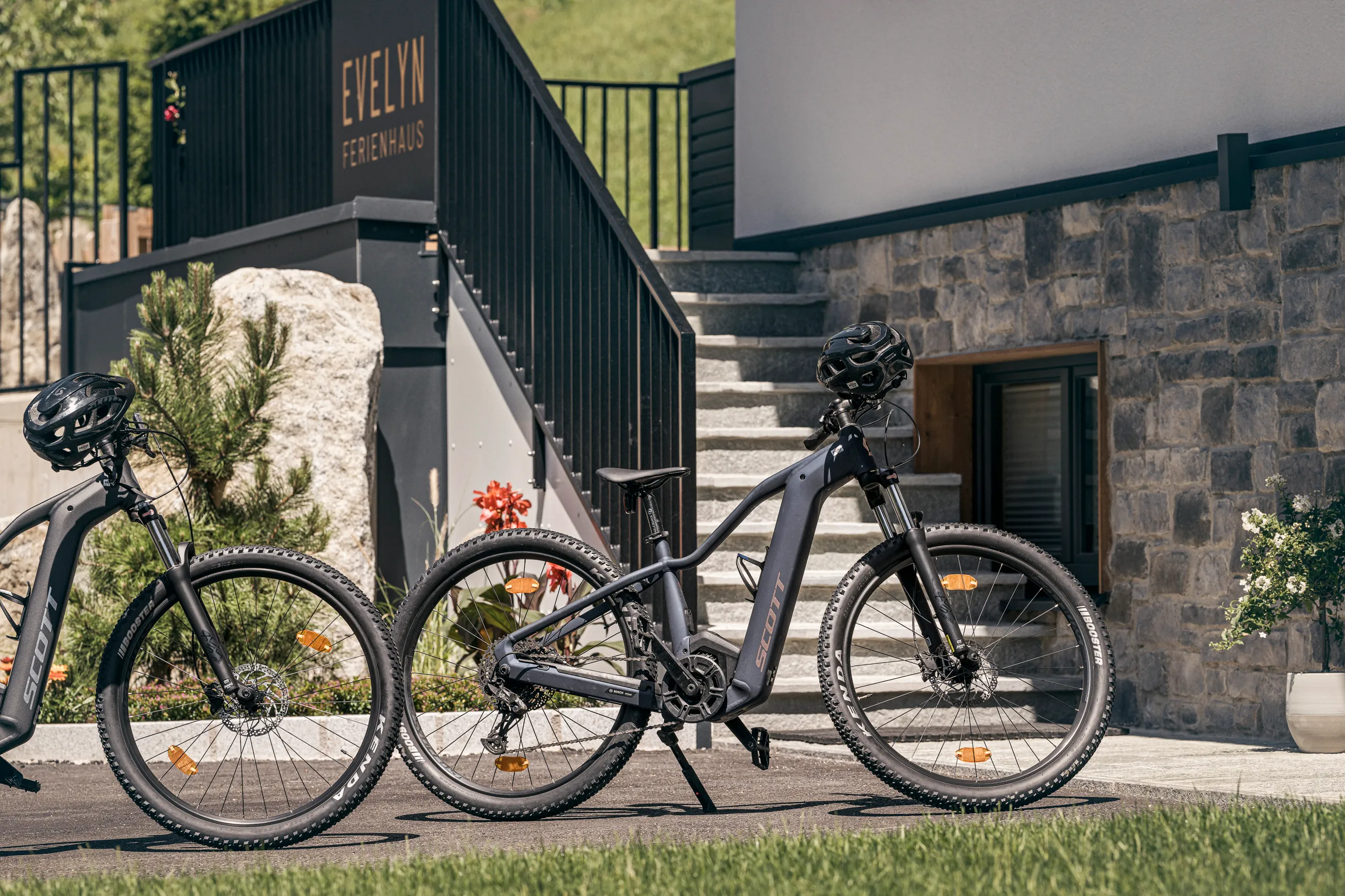 Zwei E-Bikes vor dem Eingang des Ferienhaus Evelyn im Sommer
