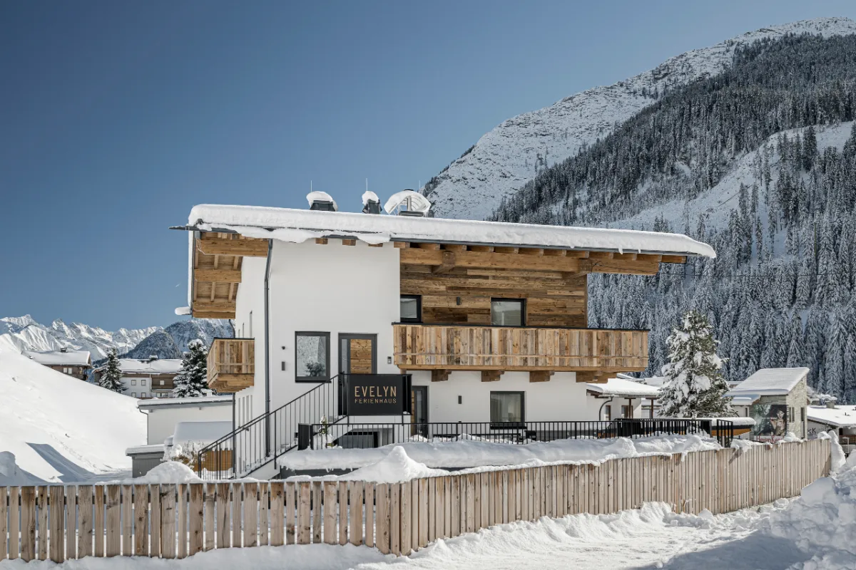 Ferienhaus Evelyn im Winter vor den verschneiten Tuxer Bergen