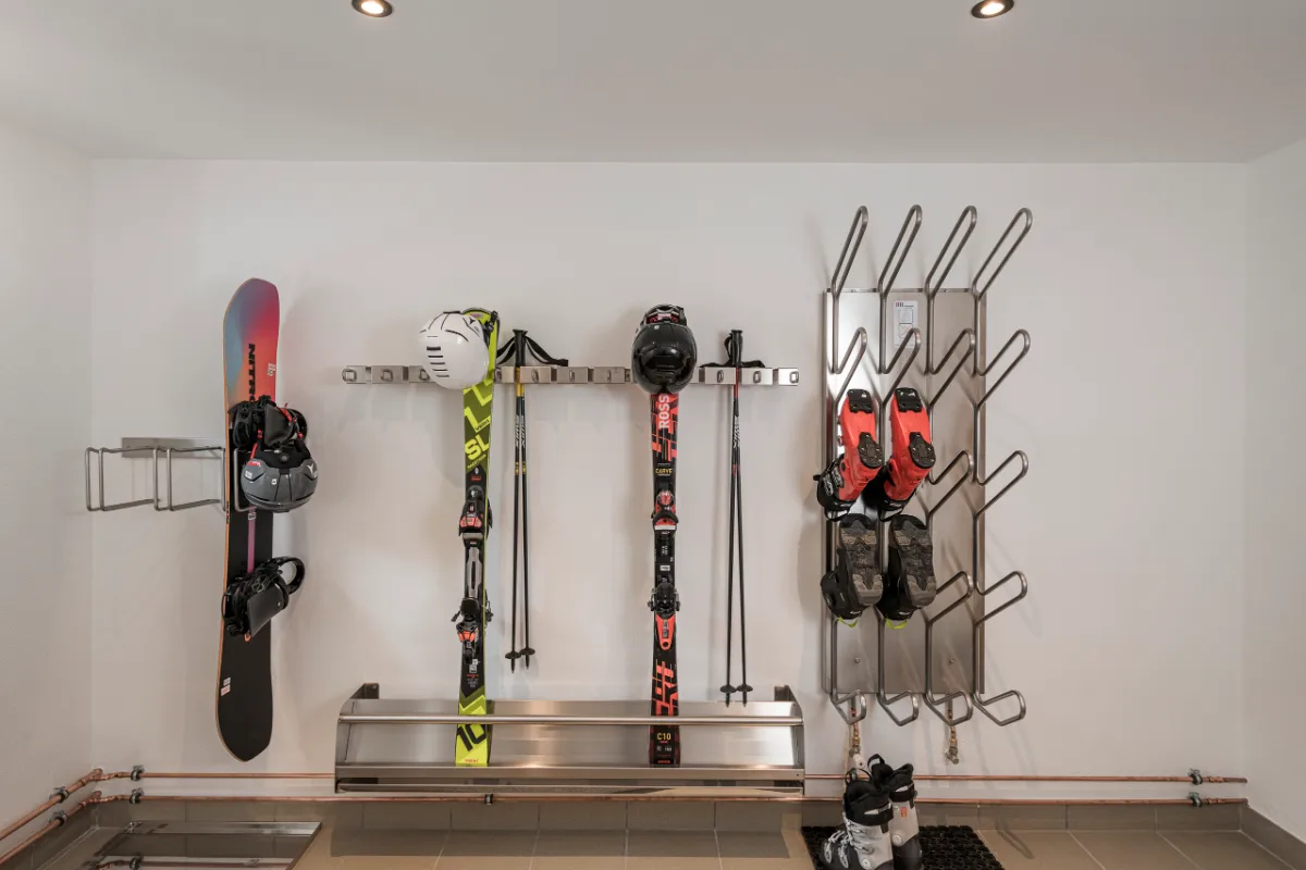 Skiraum im Ferienhaus Evelyn mit Skihaltern, Snowboard und Skischuhtrockner