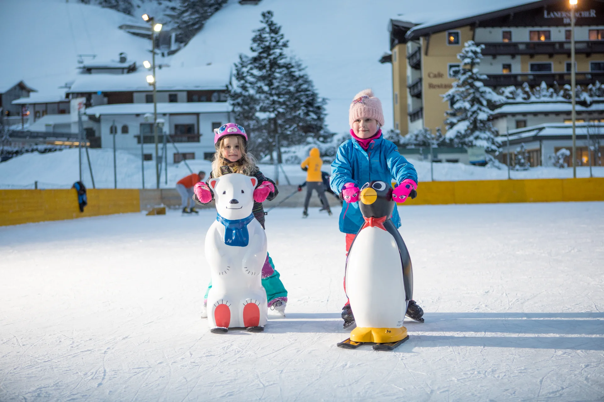 Verschneite Winterlandschaft im Tuxertal