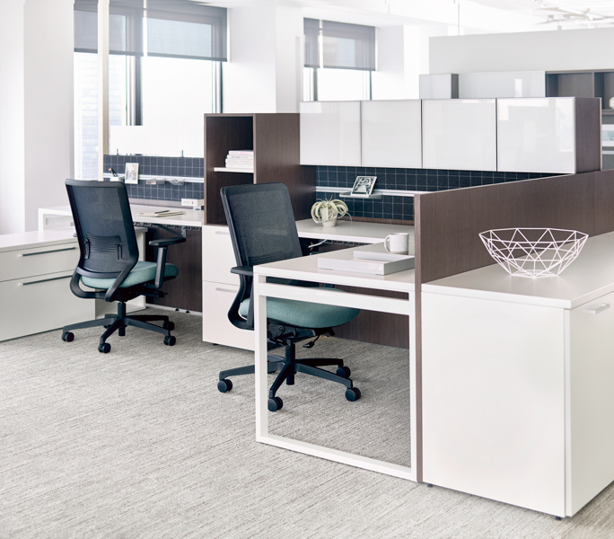 An open-plan office with coordinated workstations, glass surfaces and adaptable storage.