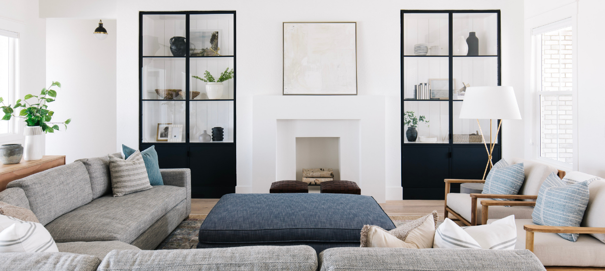 A balanced, modern living space using divider rails on low-iron clear glass shelves and AF013 frame doors.
