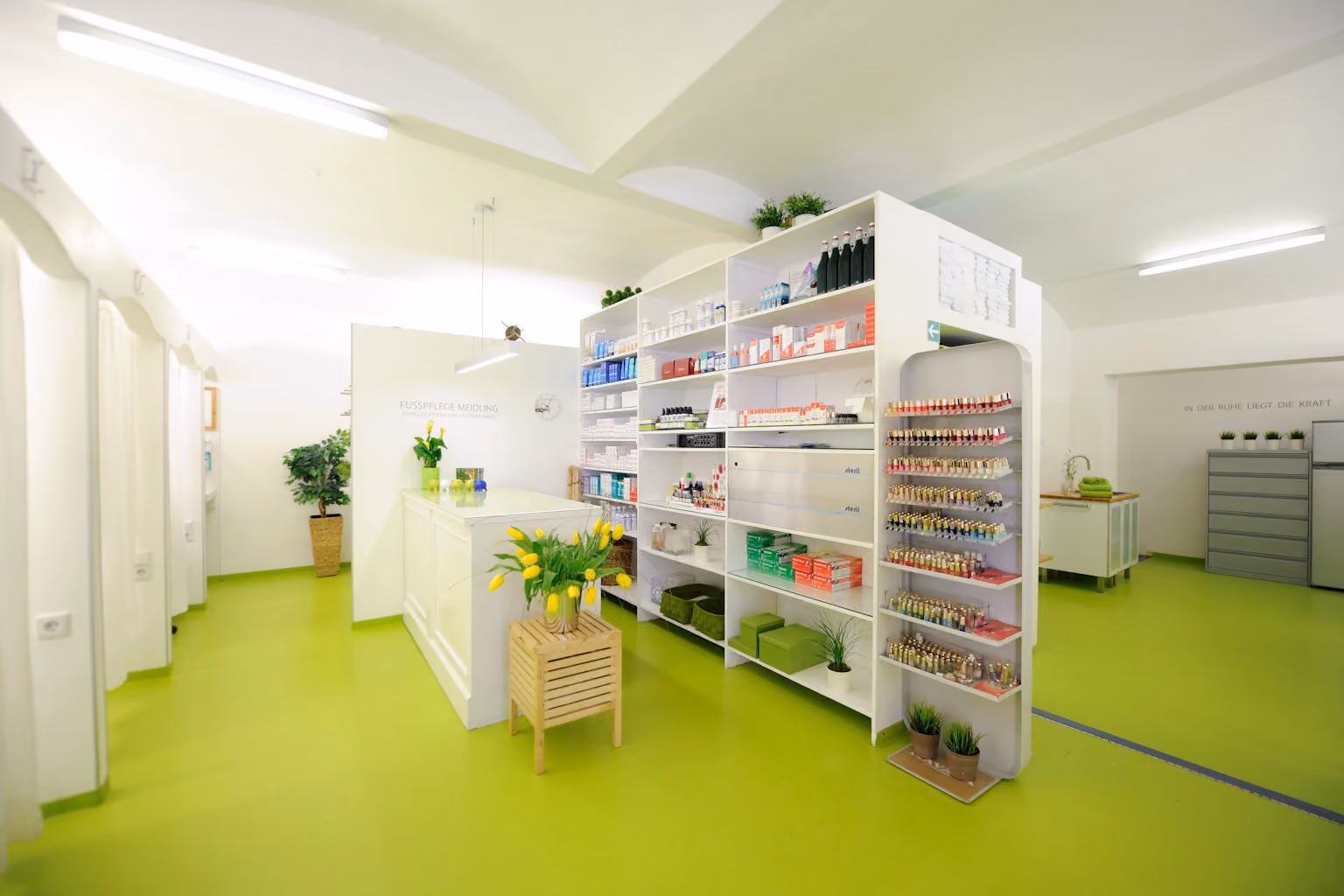 Innenansicht des Studios der Fusspflege Meidling in Wien mit hellen Regalen voller Pflegeprodukte
