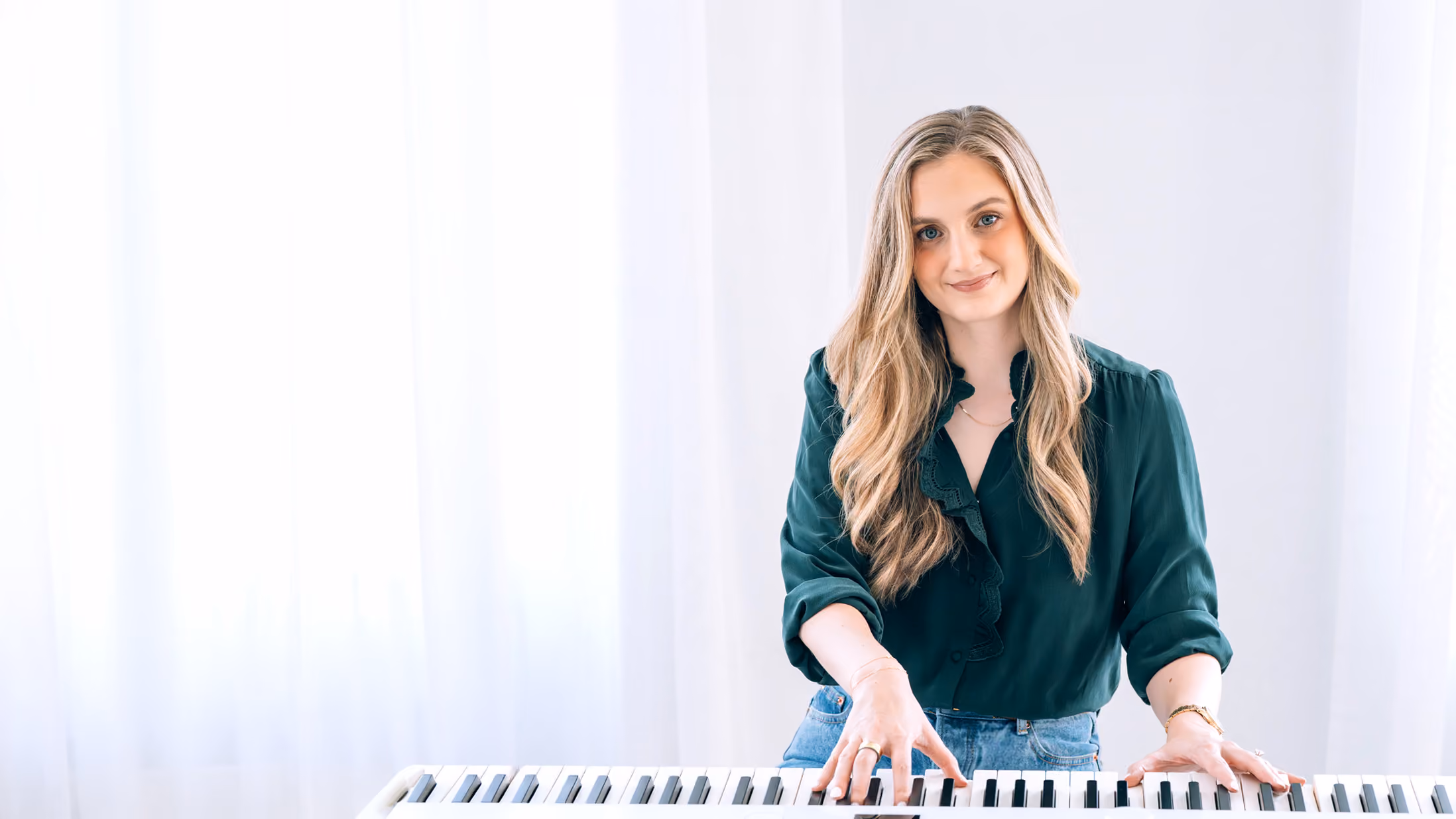 Kaitlyn teaching piano