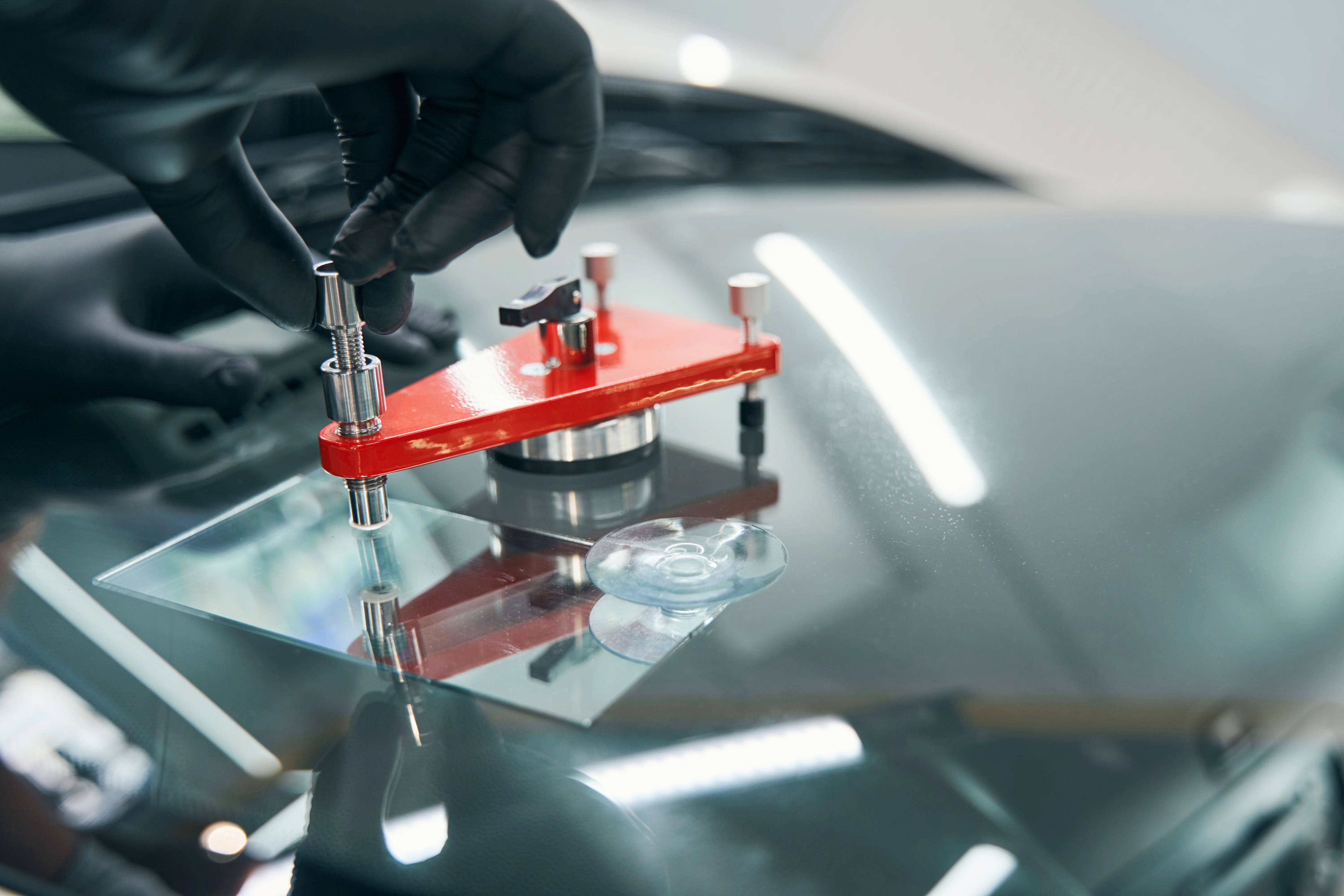 Réparation d’un impact sur un pare-brise automobile