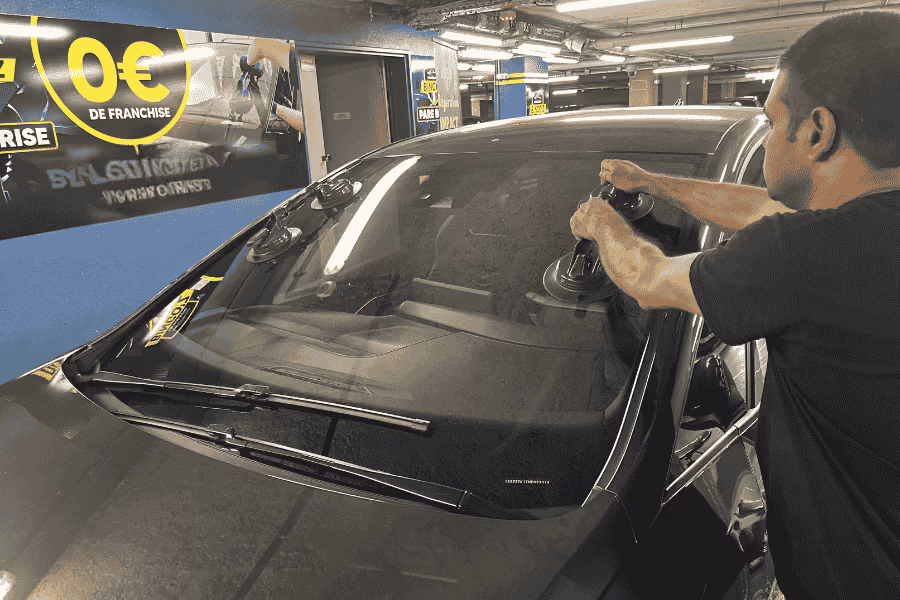 Pose d'un pare-brise neuf par un technicien Bingo'z