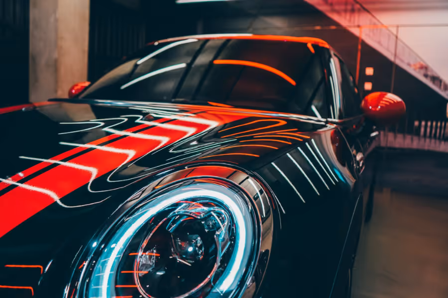 Polissage de la carrosserie d'une Porsche à la machine chez Bingo'z