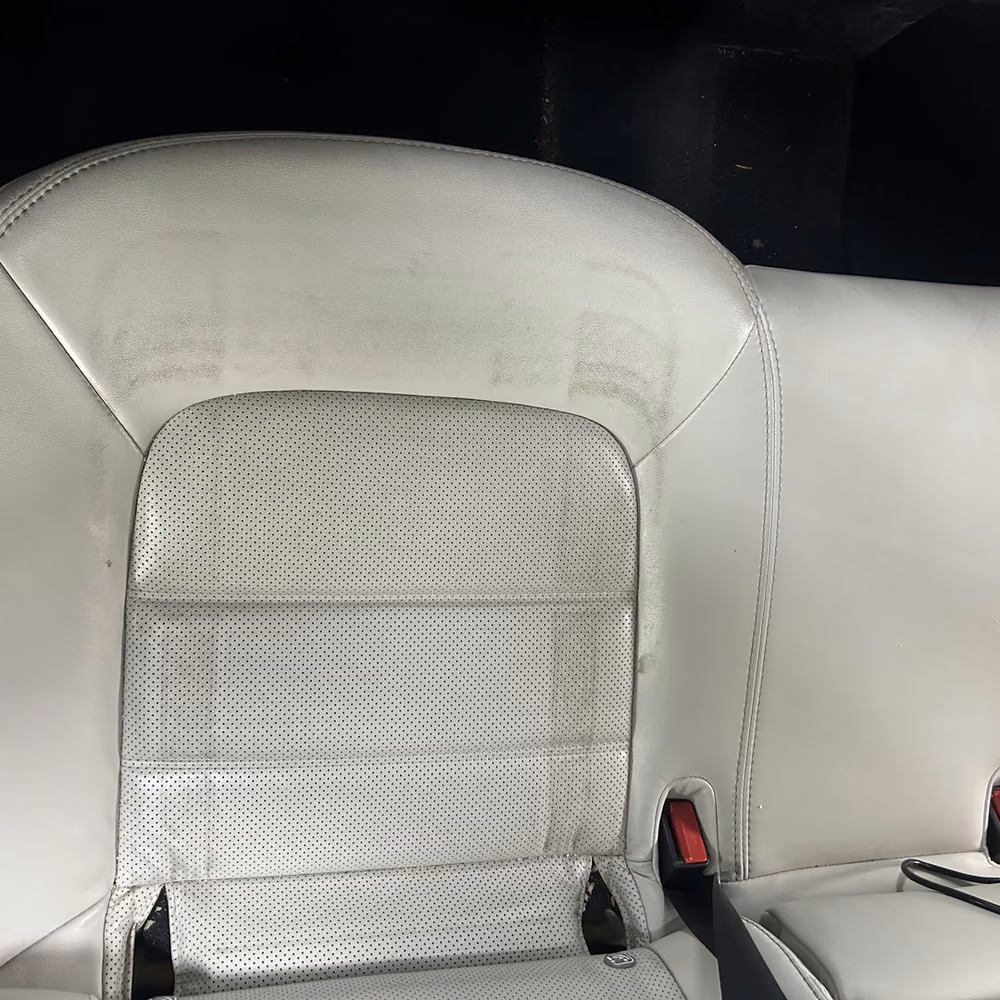 Nettoyage d'un siège en cuir clair