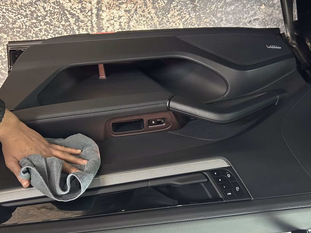 Nettoyage d'un siège en cuir clair