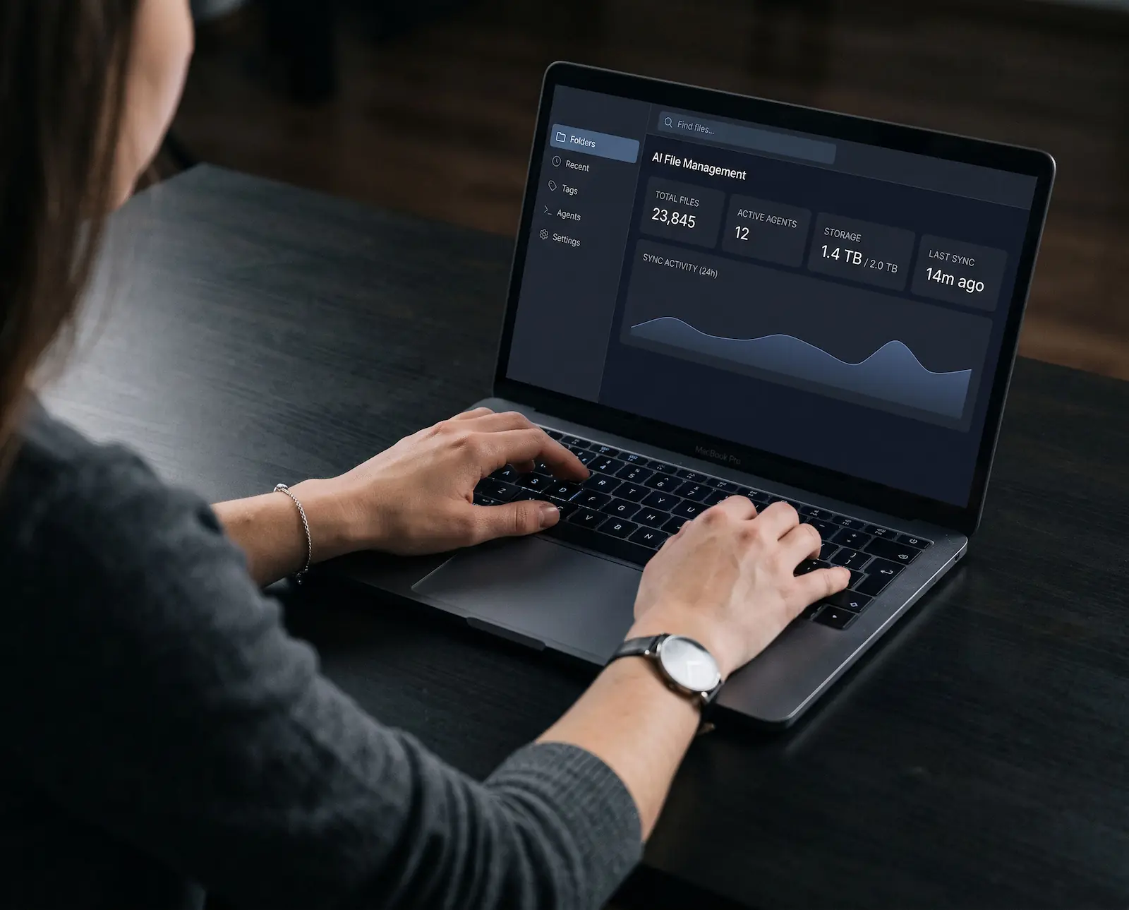 Mujer usando un MacBook para consultar los resultados de una herramienta de IA