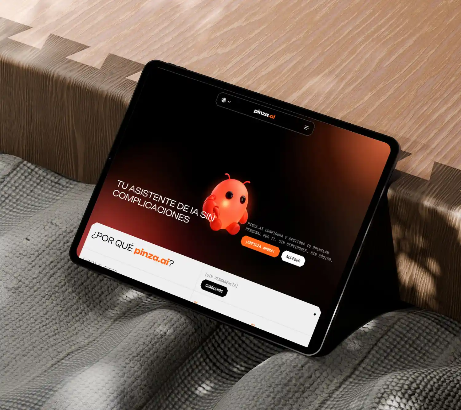 iPad apoyado en un escalón de madera mostrando la web de Pinza.ai