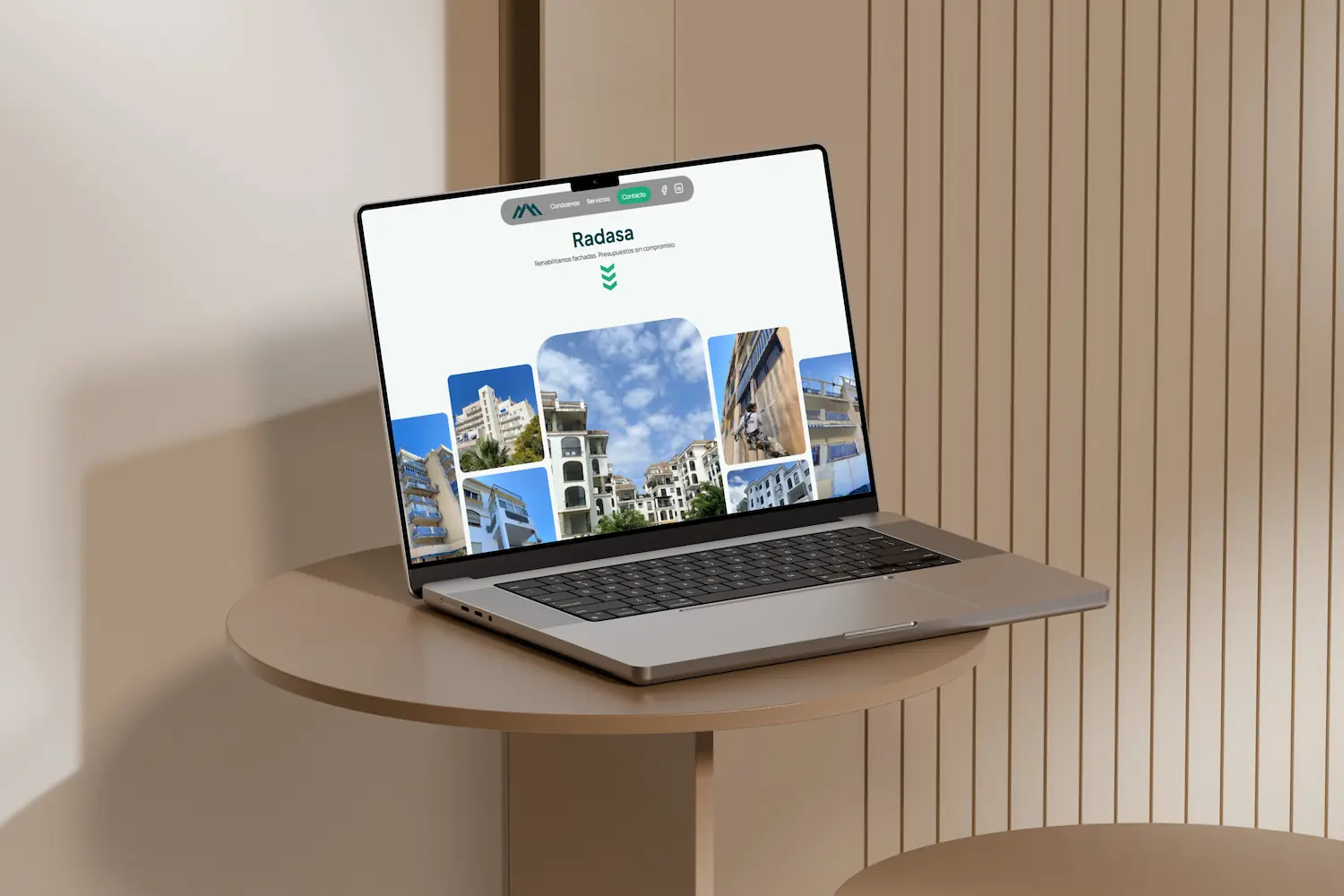 MacBook sobre una mesa de madera mostrando la web de Radasa