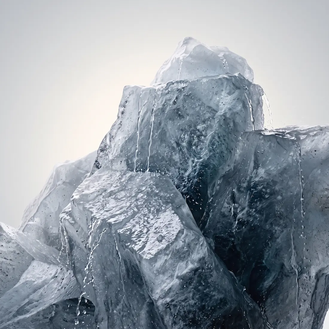 Bloques de hielo goteando agua sobre un fondo blanco