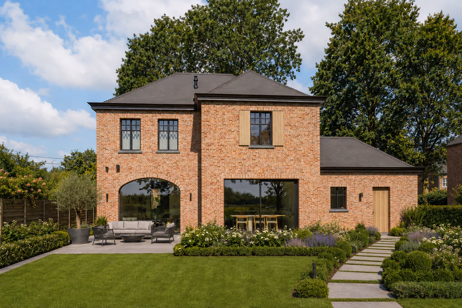 Moderne bakstenen woning met grote ramen, terrasmeubilair en verzorgde tuin met gras en bloemperken.