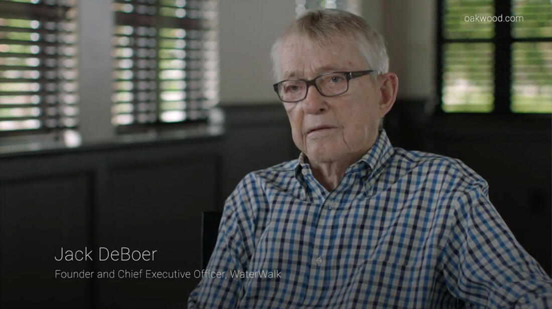 Elderly man in glasses and plaid shirt
