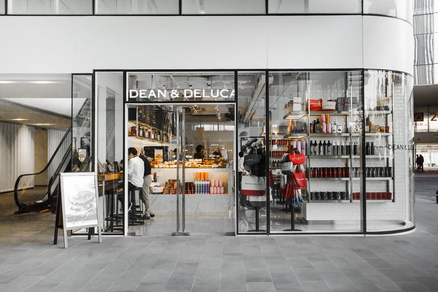 A glass-fronted DEAN & DELUCA shop displaying gourmet products.