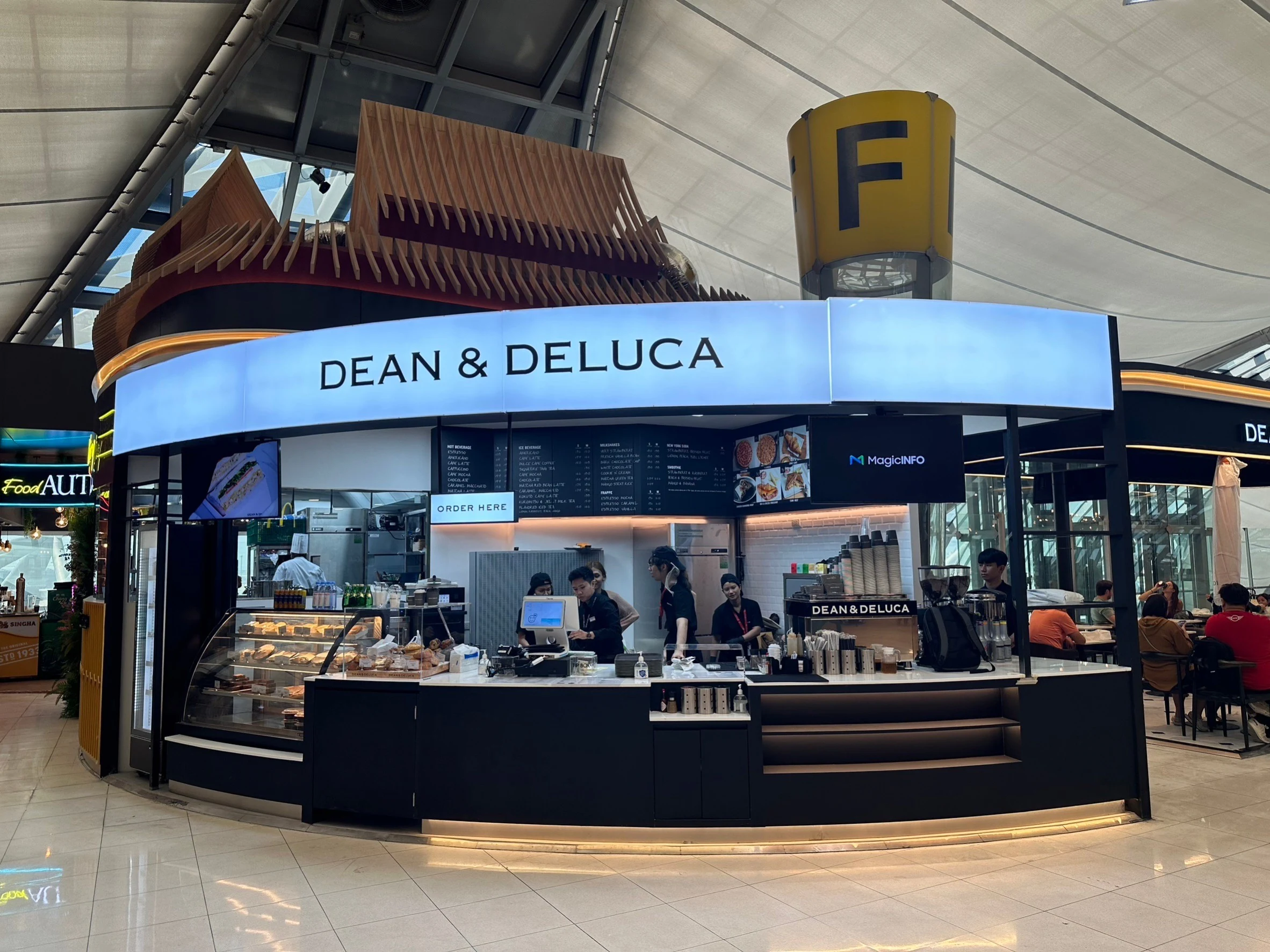 A DEAN & DELUCA kiosk in a shopping centre.