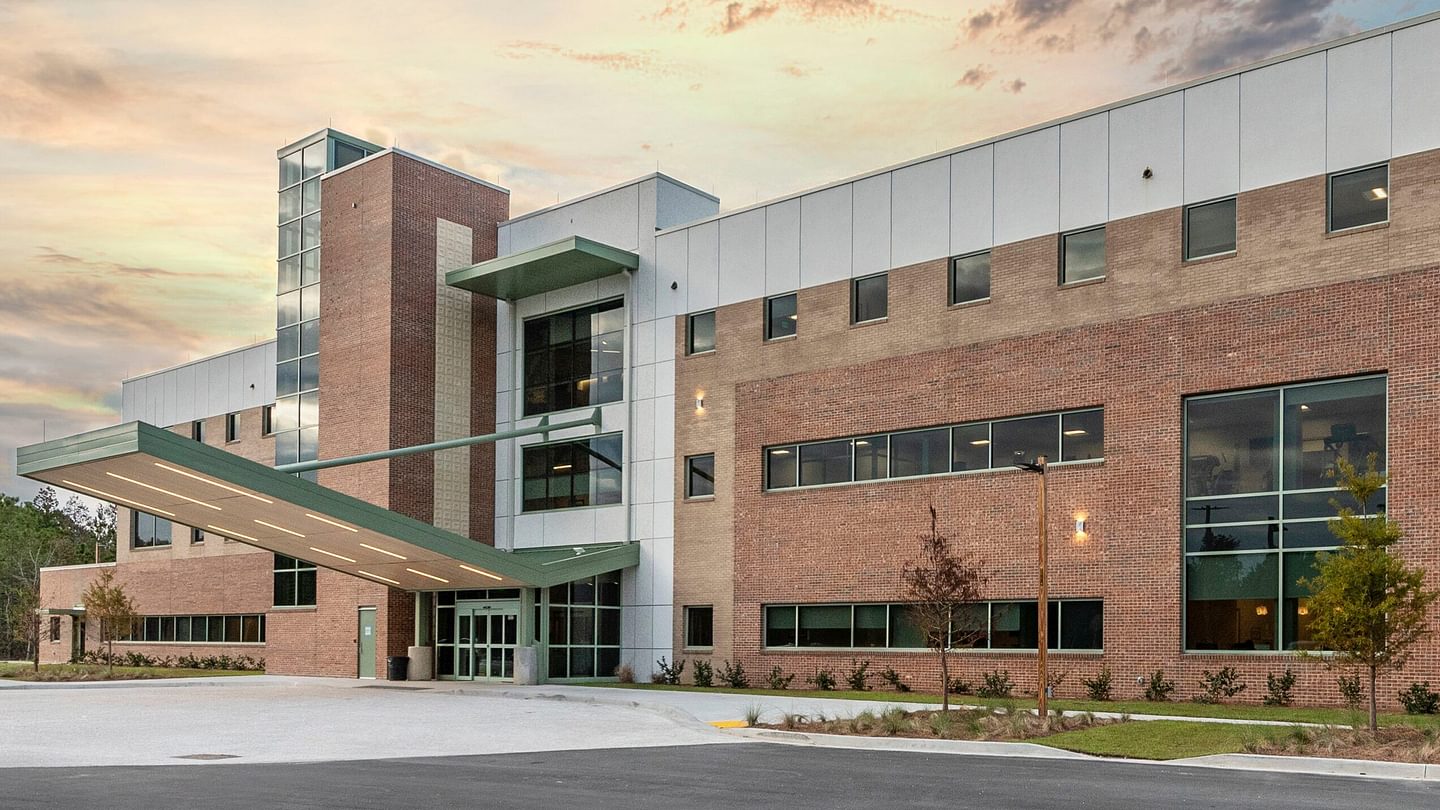 Hilton Head Medical Office Building, a 67,000-square-foot ambulatory development supplementing an existing regional acute care hospital, Hilton Head, South Carolina