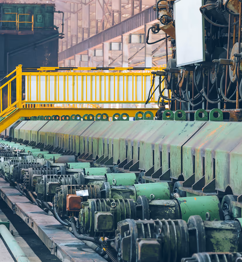 Steel mill with molten metal pour