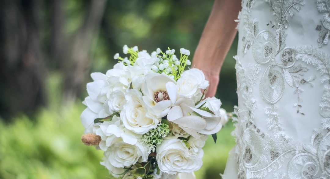 Close up detail of a beautiful white bouquet