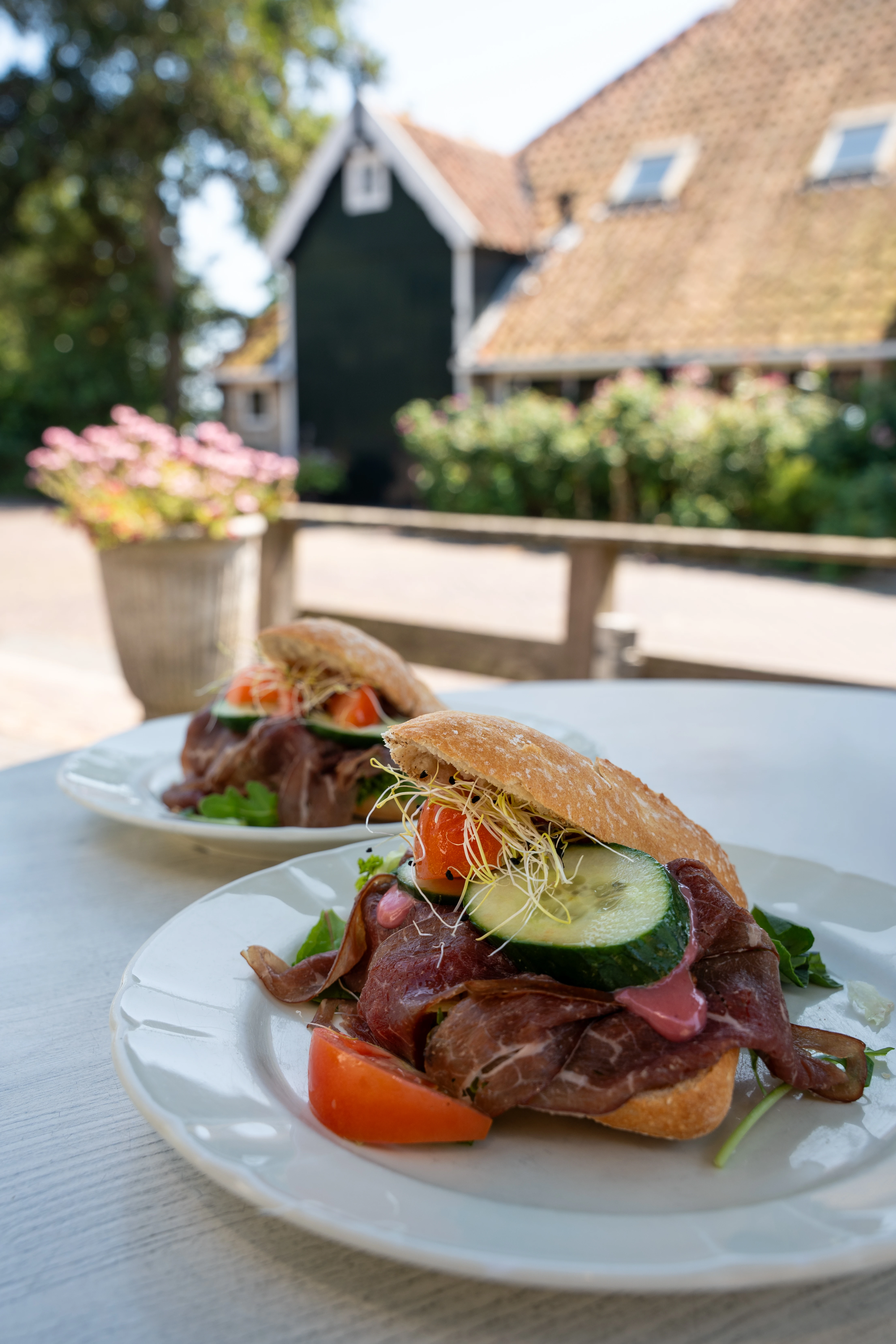 Belegde broodjes op het terras van De Heeren van der Schelling