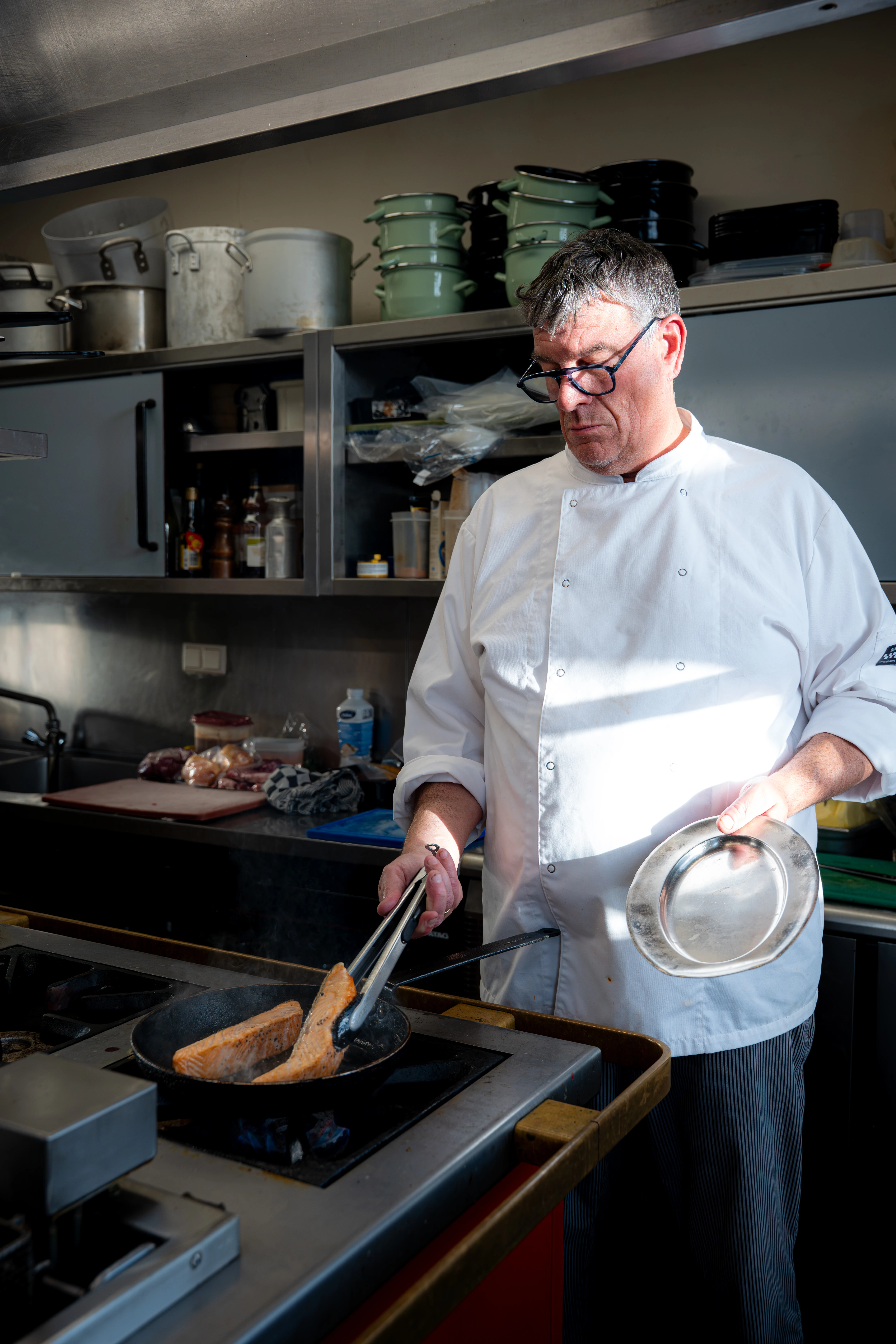 Chef Arno aan het werk in de keuken