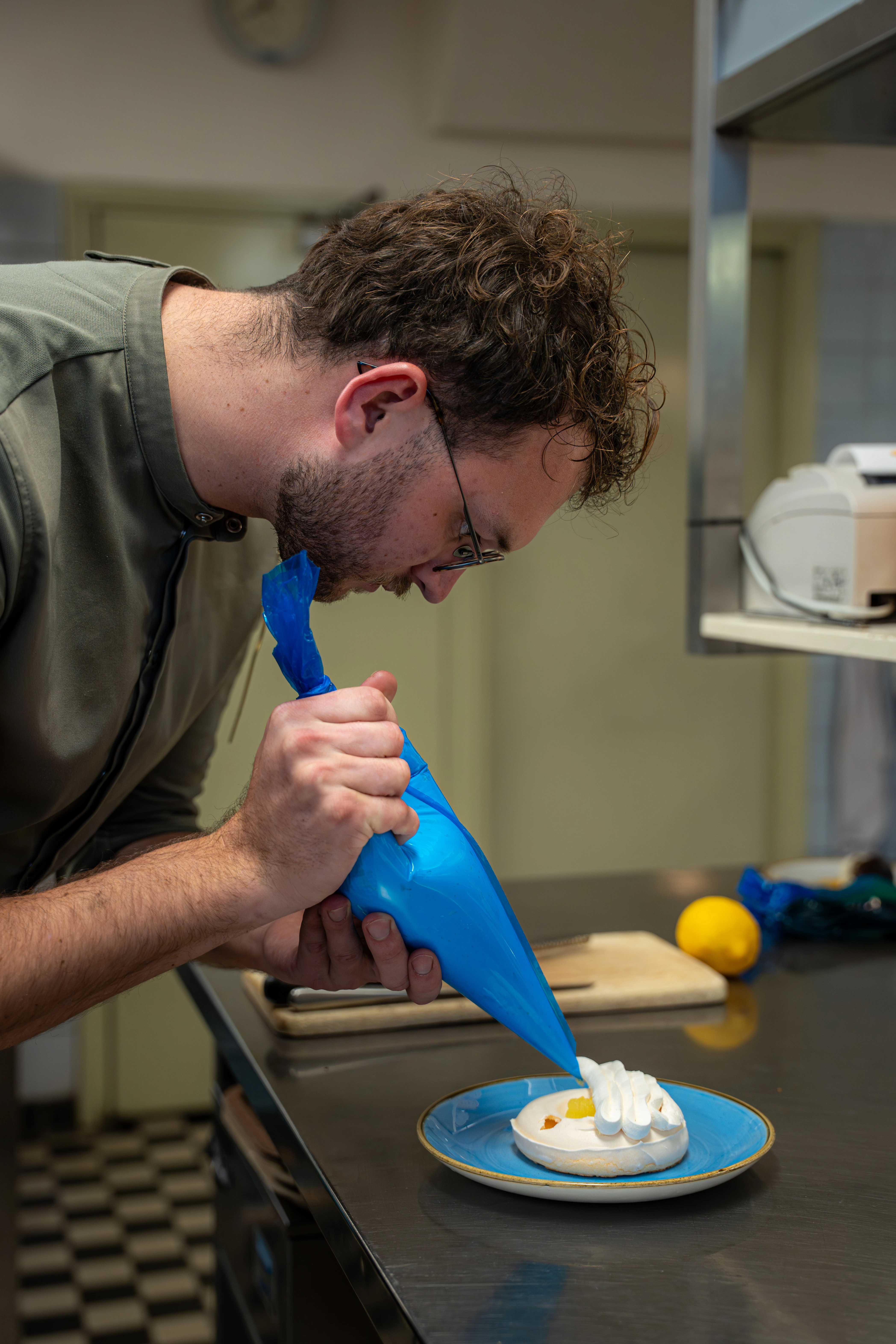 Kok Menno werkt een dessert af