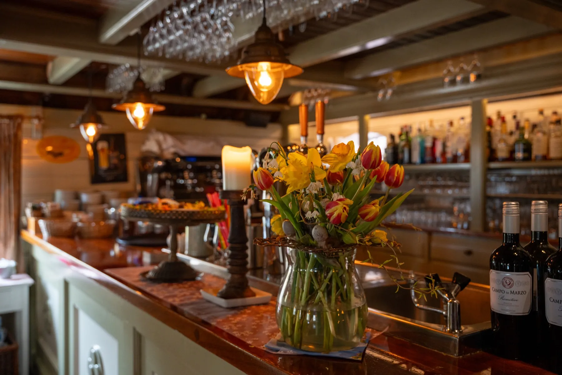 De bar met tulpen, kaarslicht en warme lampen