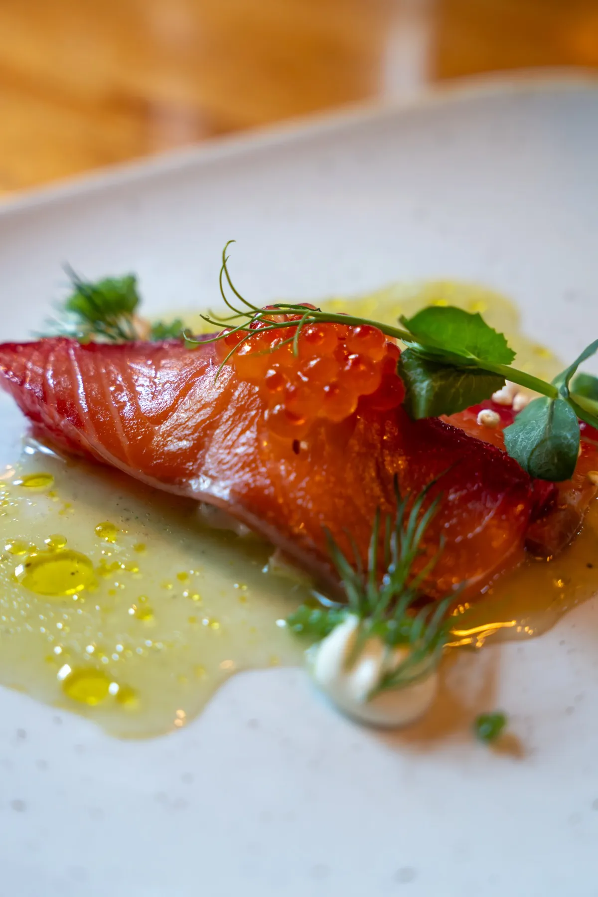 Gerookte zalm met viskuit en dille op een voorgerecht