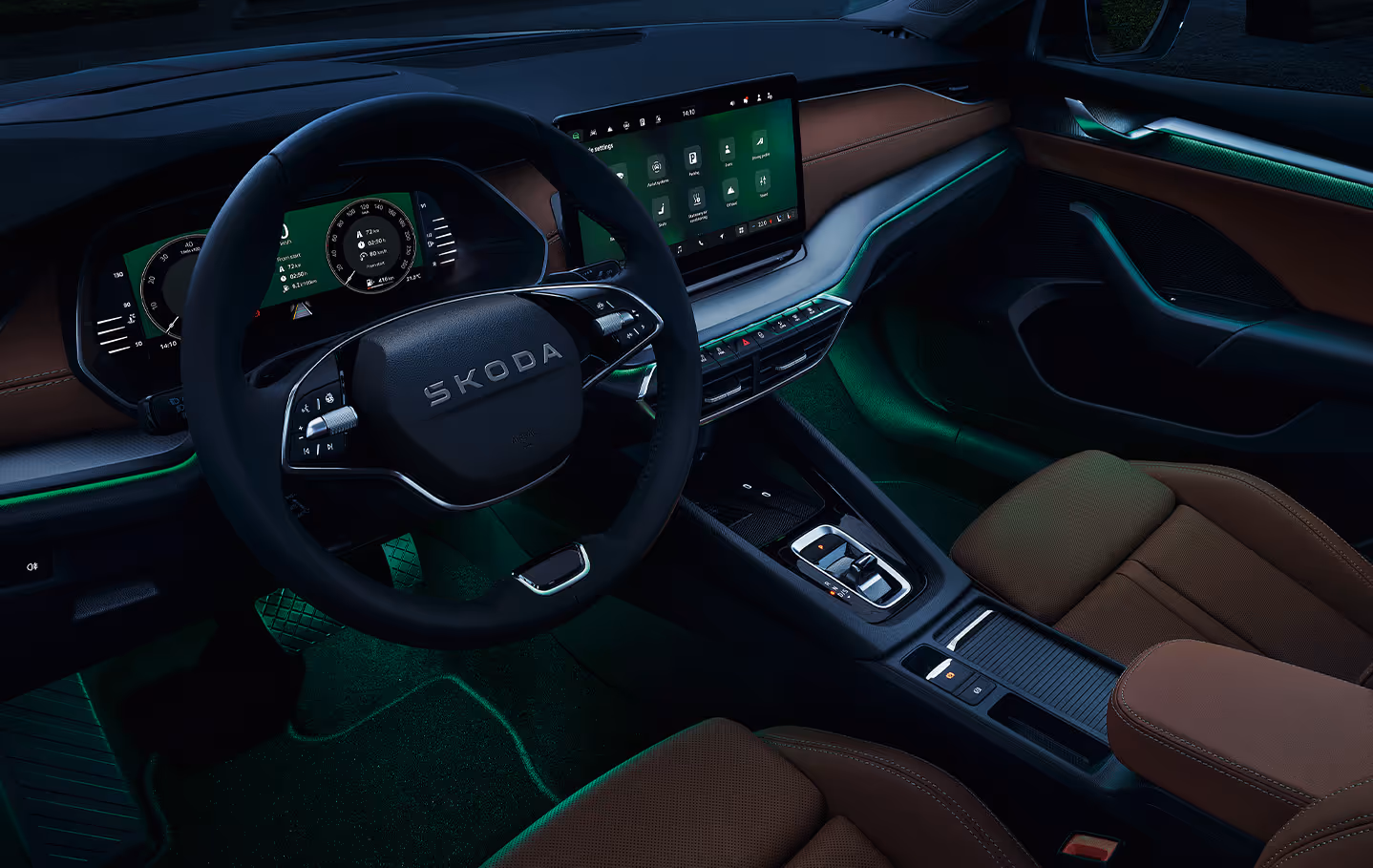Der Blick in den Innenraum des Škoda Octavia 30 Jahre zeigt das Cockpit bei Nacht, hervorgehoben durch eine grüne Ambientebeleuchtung, die sich über das Armaturenbrett und in den Fußraum erstreckt. Im Fokus stehen das Zweispeichen-Multifunktionslenkrad, das digitale Cockpit und der zentrale Infotainment-Bildschirm. Zudem sind die braunen Sitze und die Mittelkonsole mit dem kompakten Wählhebel zu erkennen.