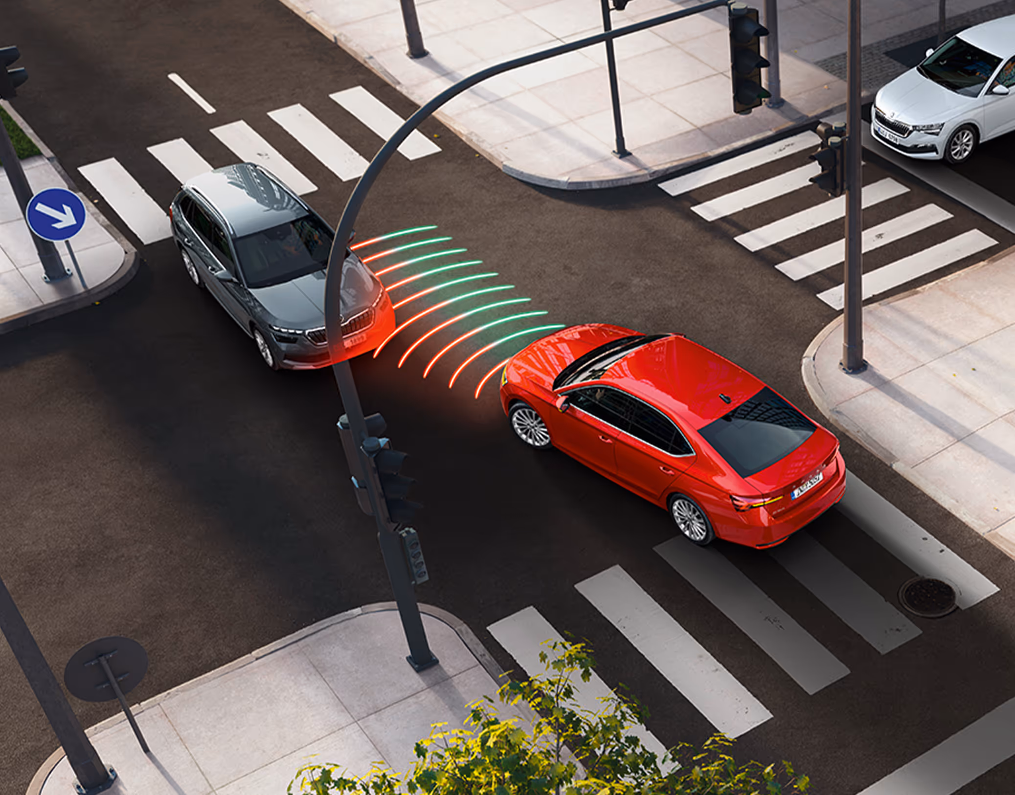 Animation des Abbiegeassistenten: Eine rote Škoda Octavia Limousine will an einer Kreuzung links abbiegen. Das System erkennt den Gegenverkehr und zeigt eine Warnung an, um eine Kollision zu verhindern.