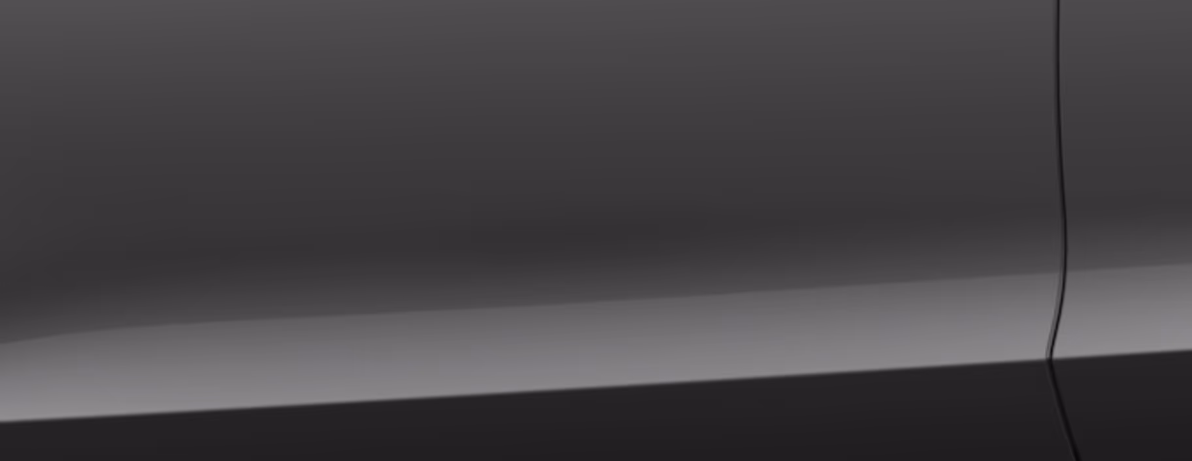 Eine minimalistische Detailaufnahme zeigt einen Ausschnitt der Karosserie des Škoda Octavia 30 Jahre in der Lackierung Graphite-Grau Metallic.