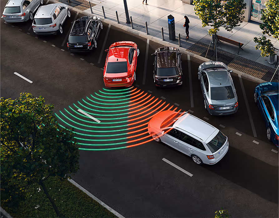 Animation des Ausparkassistenten: Eine rote Škoda Octavia Limousine setzt rückwärts aus einer Parklücke aus, während sich von der Seite ein anderes Fahrzeug nähert. Leuchtende rote Linien visualisieren den Sensorbereich des Assistenten, der ein herannahende Auto erkennt und eine Warnung ausgibt.
