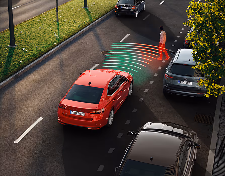 Animation des Frontradar- und Ausweichassistenten. Eine rote Škoda Octavia Limousine fährt die Straße entlang. Plötzlich überquert ein Fußgänger, der aus einem schwer einsehbaren Bereich kommt, die Straße. Das System warnt.