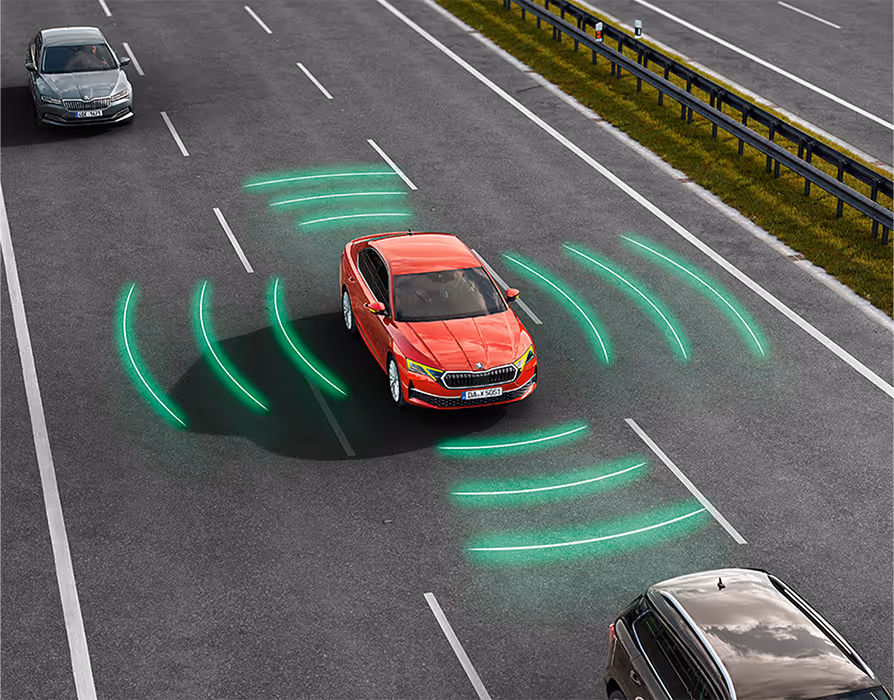 Animation des Notfallassistenten: Kreisförmige grafische Linien gehen auf pulsierend anmutende Art von einer roten Škoda Octavia Limousine aus, die auf der Autobahn fährt.