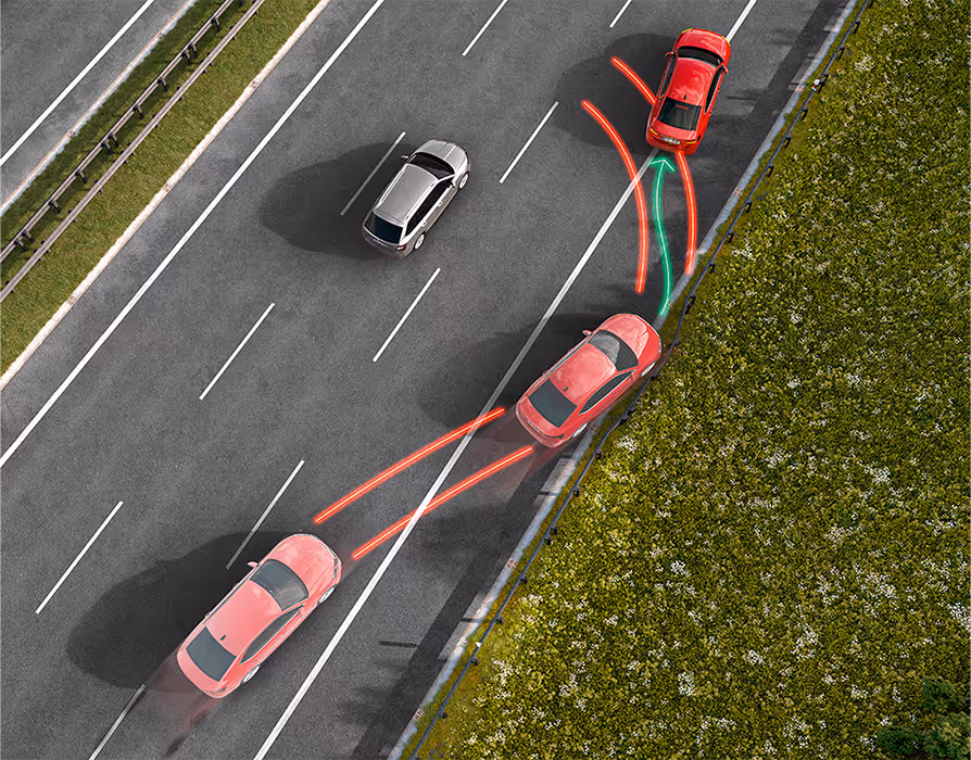 Animation der Multikollisionsbremse: Eine rote Škoda Octavia Limousine droht nach einer Kollision unkontrolliert auf eine andere Fahrspur zu geraten. Leuchtende rote Linien visualisieren die gefährliche Bahn, während eine grüne Linie den Eingriff der Multikollisionsbremse darstellt. Das System bremst das Fahrzeug automatisch ab und bringt es sicher zum Stehen, um eine Folgekollision zu verhindern.