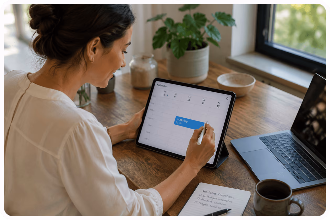 Frau arbeitet am Tablet mit Kalender-App, Checkliste, Laptop, Kaffeetasse und Pflanze im Hintergrund.