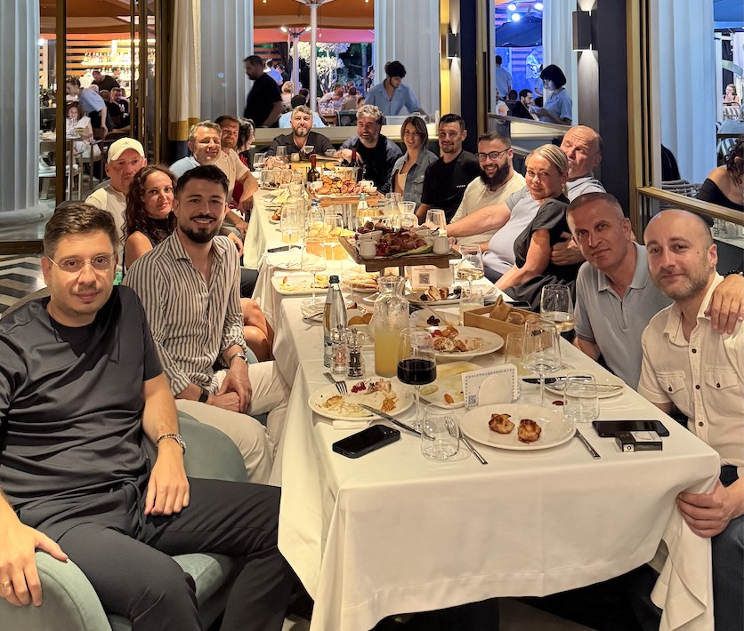 Teilnehmer einer Investorenreise von The Wealth Club beim gemeinsamen Abendessen in Georgien