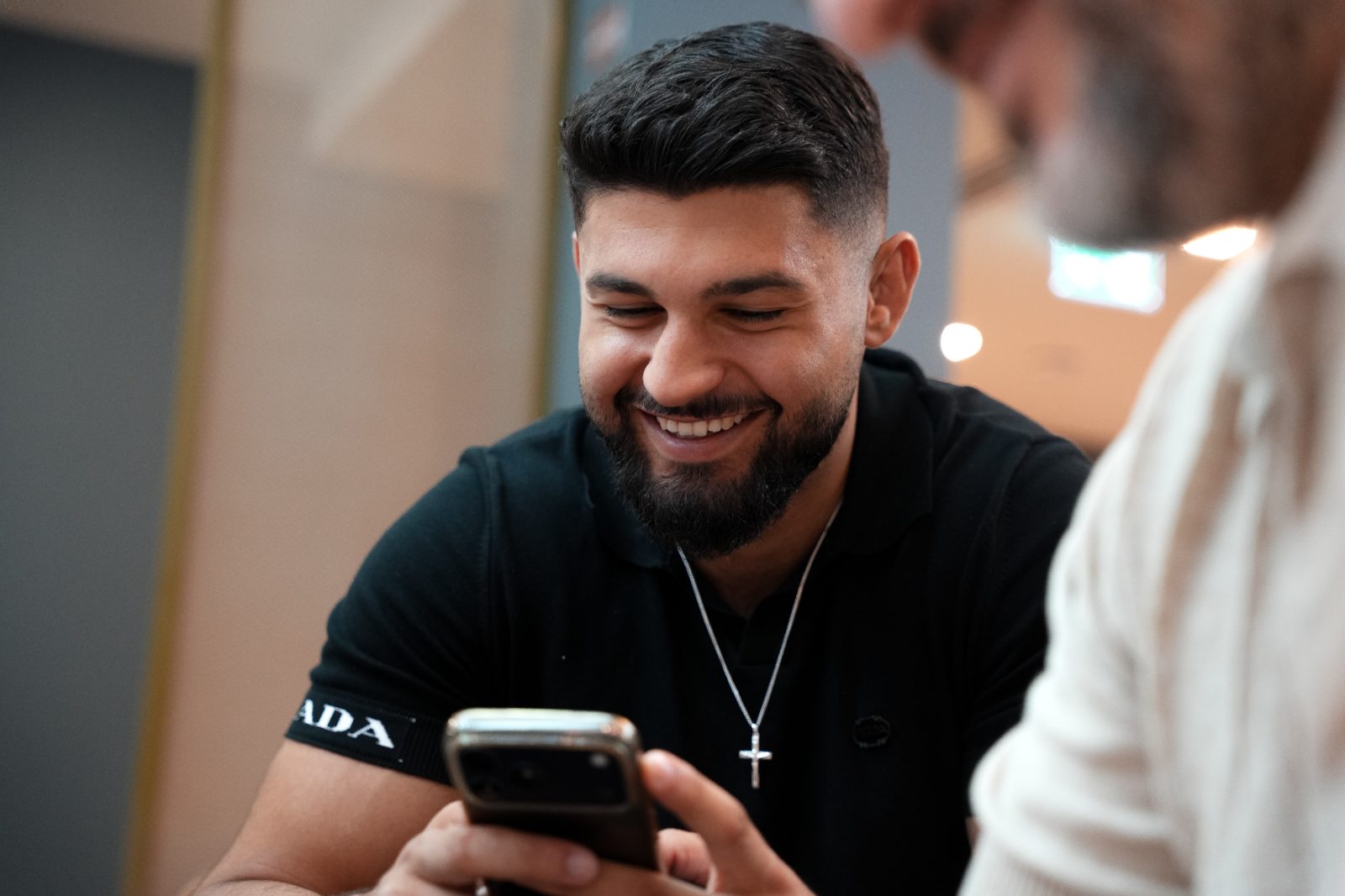 Lächelnder Blick auf die Banking-App am Smartphone
