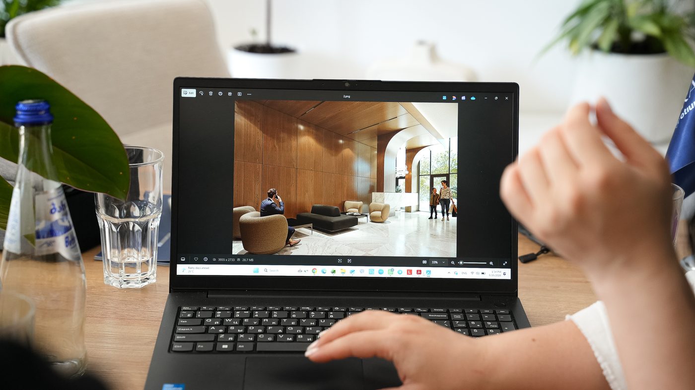 Objektunterlagen am Laptop