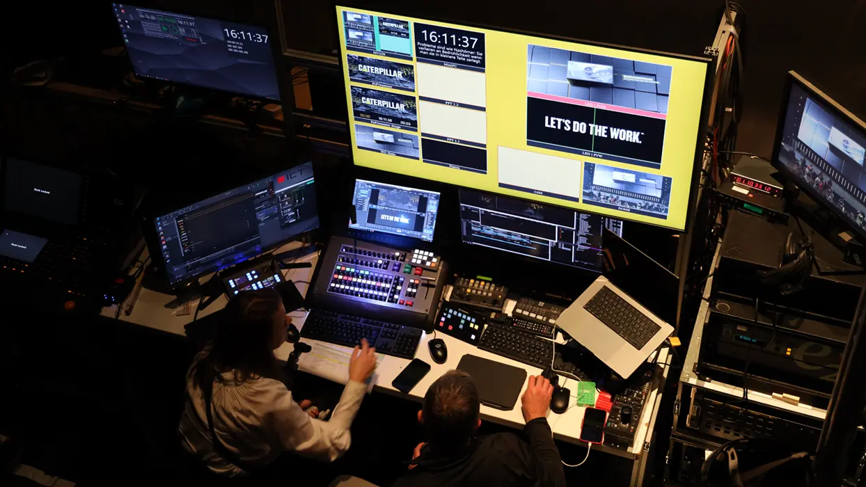 ICT-Mitarbeiter an der Regie einer medientechnischen Produktion.