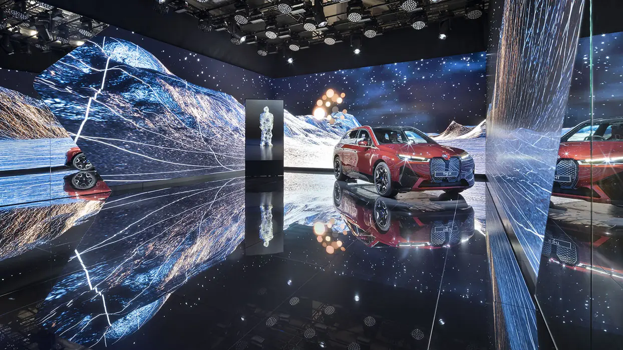 BMW-Messestand auf der IAA 2021 mit LED-Wand