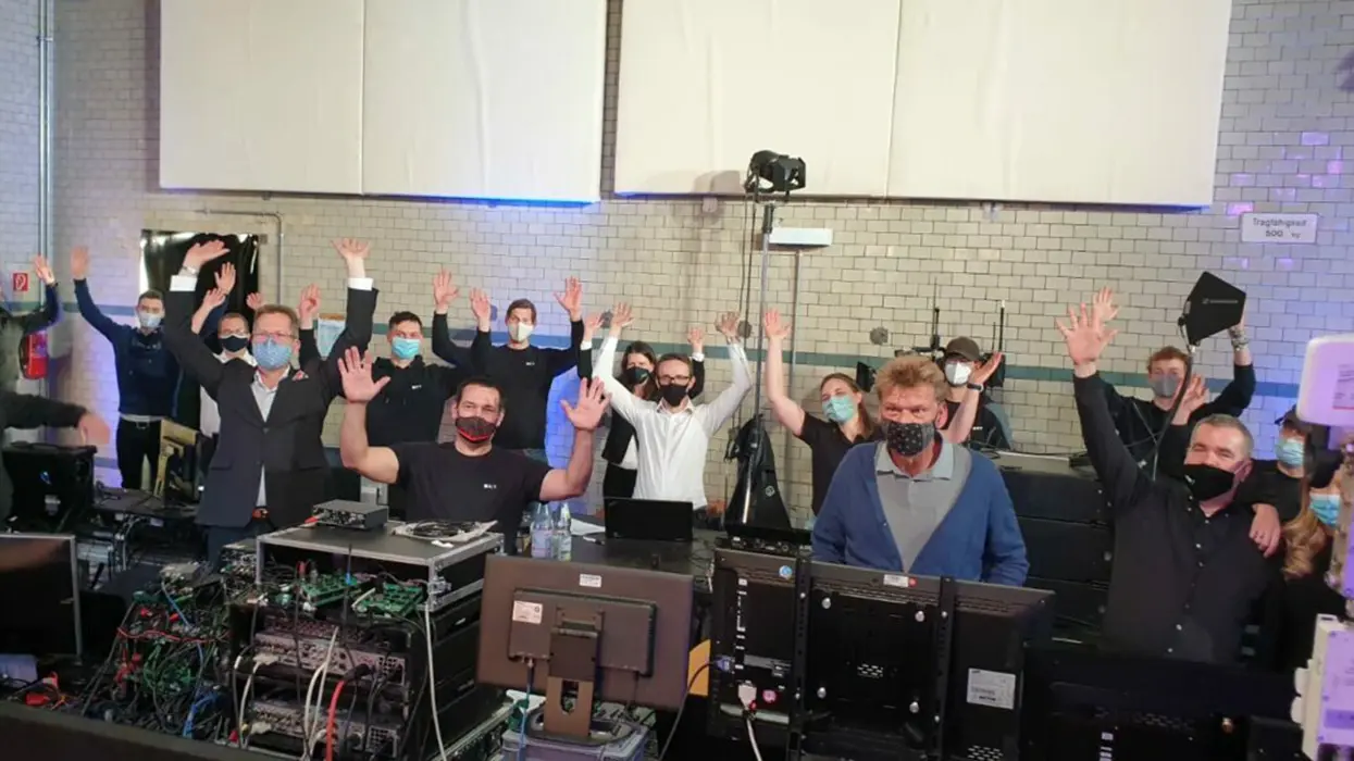 ICT-Team bei einer gemeinsamen Besprechung im Hybrid Studio Berlin.