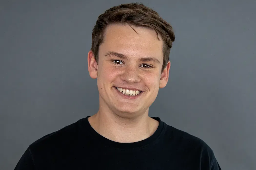 ICT-Mitarbeiter bei der Planung und Konstruktion individueller medientechnischer Lösungen.
