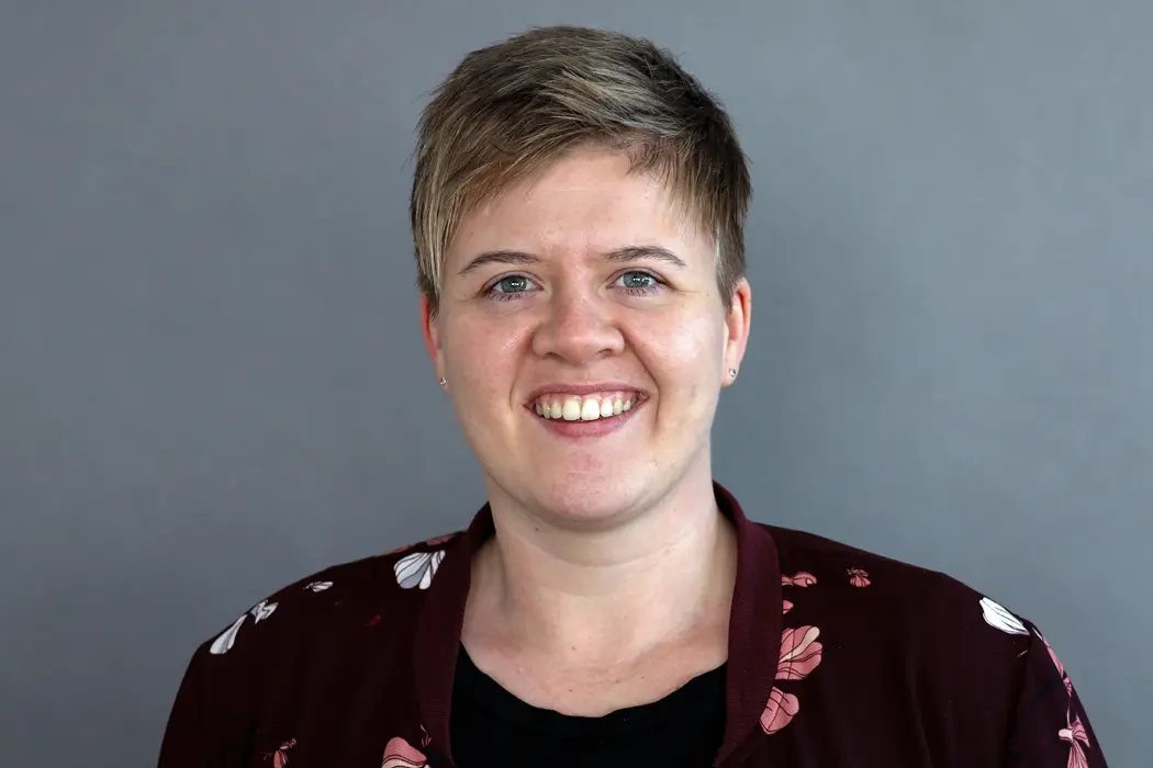 ICT-Mitarbeiter bei der Planung und Konstruktion individueller medientechnischer Lösungen.