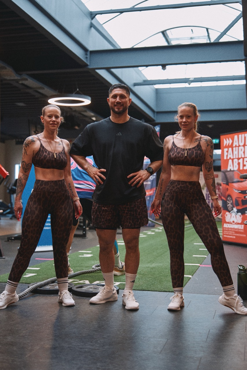 Team Gladiator Area 76 nach dem Sled-Pull Weltrekord im CleverFit Neufahrn