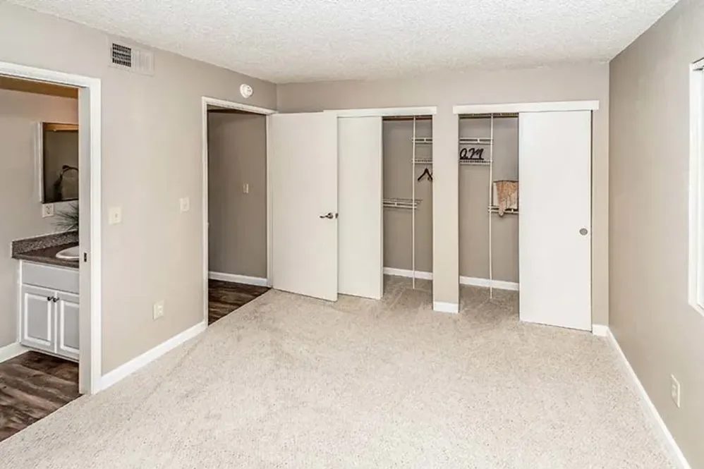 Empty bedroom 