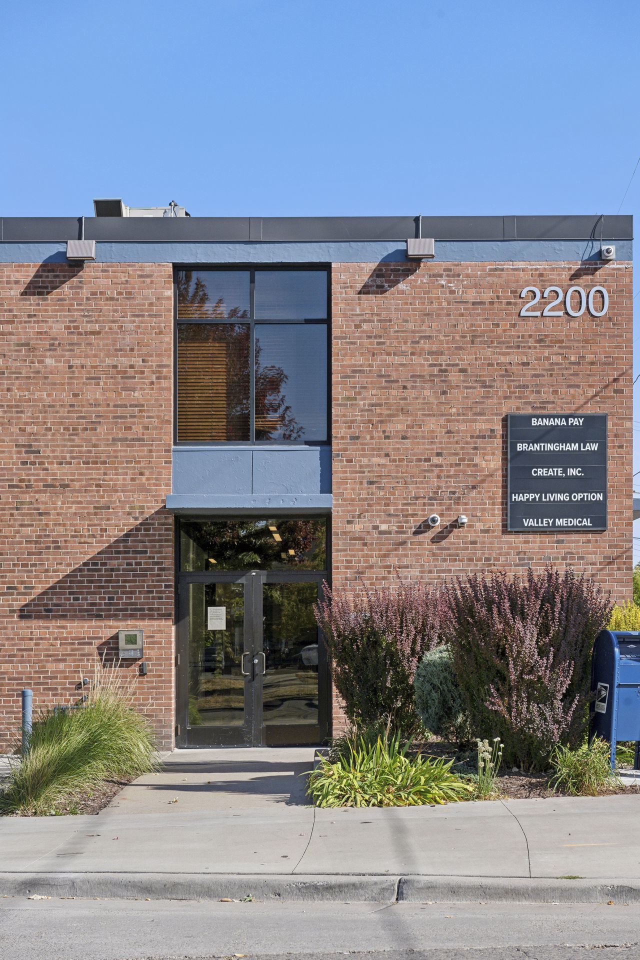 Entrance bay and tenant directory at 2200 East Franklin Avenue