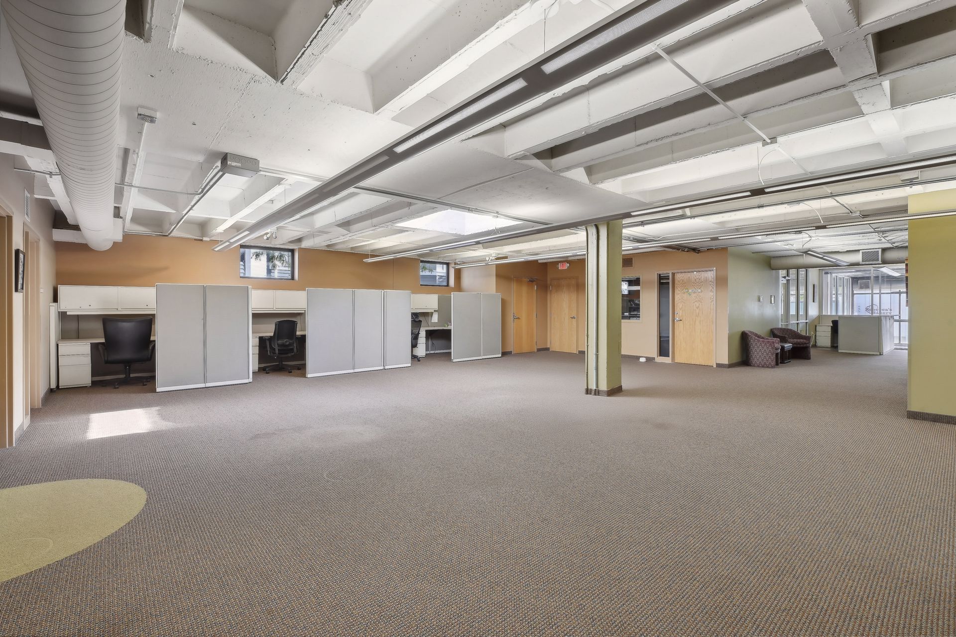 Open floorplate with exposed ceiling and column grid